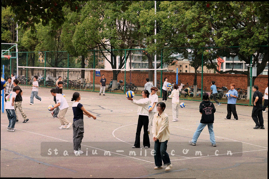 更衣室金属挂钩上挂着的球队球衣，暖橙灯光照出布料褶皱